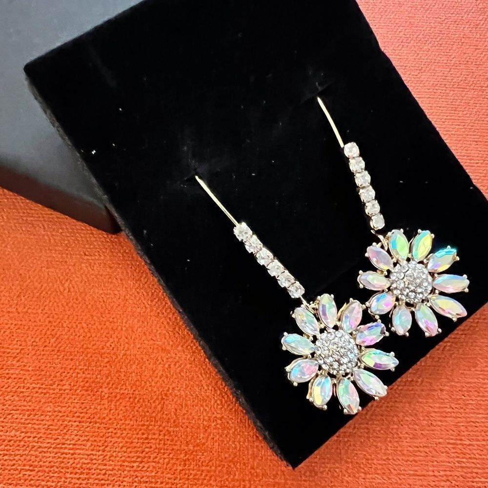 🌺 Betsey Johnson stunning crystal flower dangle earrings 🌺 - Picture 5 of 6